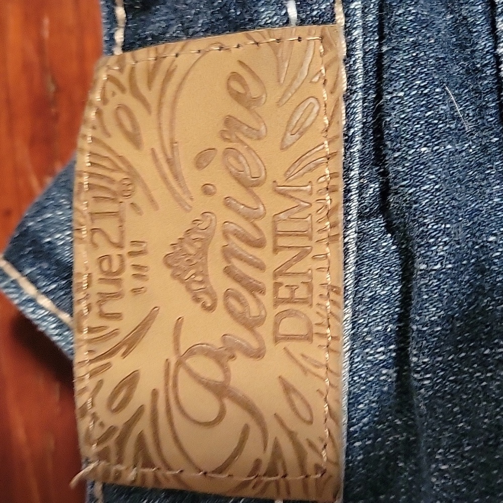 Curvey boot cut distress Jeans. 5 pockets. Zip. Like new. Button pockets in back - Picture 3 of 11